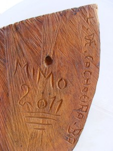 Assinatura de Almir Oliveira da Cruz, Mimo. Verso de Máscara de madeira. Coleção particular.Foto: S. Pêpe