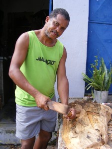 Mimo trabalhando na porta de seu ateliê (Cachoeira - BA) em 2013. (Foto: S. Pêpe)
