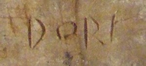 Assinatura no verso de relevo Irmã da Boa Morte 100 x 29 x 3,5 cm. Assinava Dori nos primeiros anos, mas passou a assinar Dory.(Foto – S. Pêpe, 2013) 
