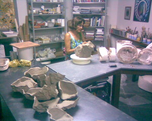 Conceição Fernandes em seu atelier, em 2009, durante a produção da obra Granulações, que integrou a Exposição Individual terra-Terra, no Palacete das Artes Rodin Bahia. Fotografia de Laís Andrade.